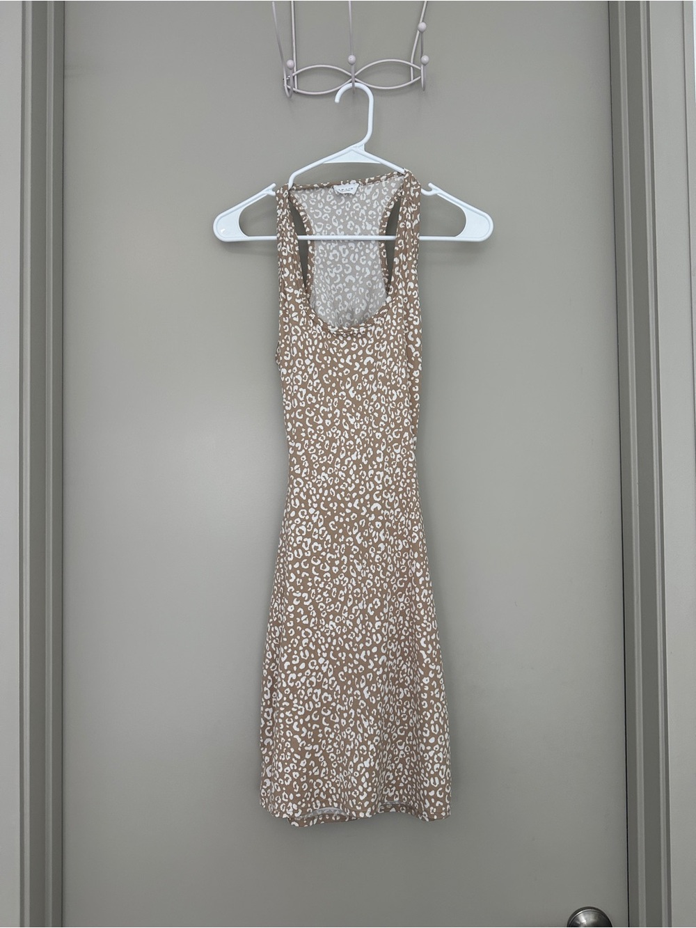Le Lis Collection tan with white cheetah print pattern open back dress - Picture 3 of 4